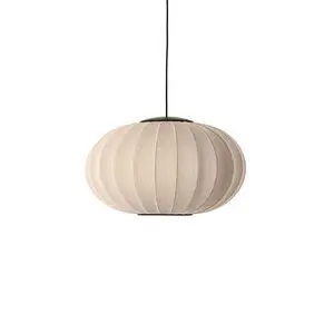 Oval beige pendellampe med ribbet overflade og sort ledning. Moderne og minimalistisk stil.